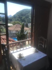 Вид на бассейн в Casa com piscina e sauna em Petrópolis или окрестностях