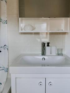 y baño con lavabo blanco y espejo. en Vila Del Linz en Liubliana