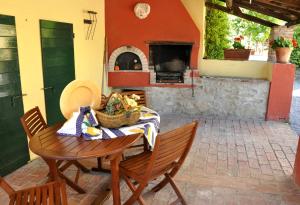 CollebaldoにあるLa Bicoccaのパティオ(テーブル、食品バスケット付)