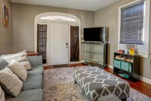 uma sala de estar com um sofá e uma televisão em New Orleans Home about 2 Mi to French Quarter! em Nova Orleans
