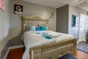 um quarto com uma cama grande e almofadas azuis em New Orleans Home about 2 Mi to French Quarter! em Nova Orleans