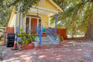 uma casa amarela com um portão azul em frente em New Orleans Home about 2 Mi to French Quarter! em Nova Orleans