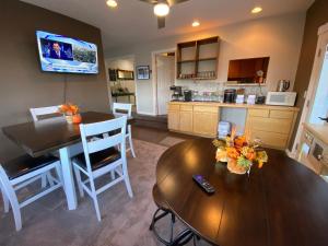 uma sala de estar com uma mesa e uma cozinha em SkyRidge Inn em Torrey