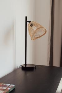 mała lampa siedząca na stole w obiekcie Hemel Apartments- Tranquil Haven w mieście Hemel Hempstead