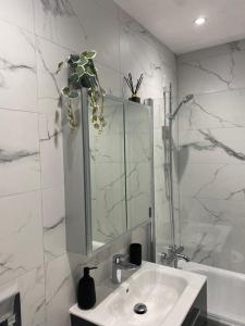 Ένα μπάνιο στο Hemel Apartments- Tranquil Haven