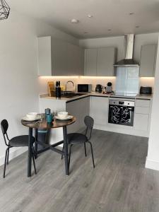 Η κουζίνα ή μικρή κουζίνα στο Hemel Apartments- Tranquil Haven