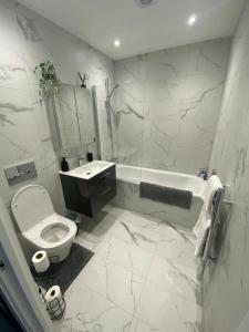 Ένα μπάνιο στο Hemel Apartments- Tranquil Haven +60 φωτογραφίες