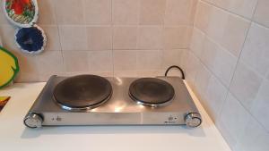 a stove top with two pans on top of it at Il Meglio al Minimo in Lecco