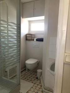 a small bathroom with a toilet and a sink at Grand studio avec petite vue mer in Mers-les-Bains