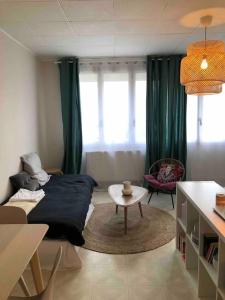 1 dormitorio con 1 cama y 1 mesa en una habitación en Grand studio avec petite vue mer, en Mers-les-Bains