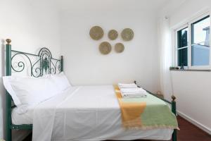 a bedroom with a bed with a green frame at Casa Verde in Tavira