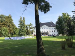グロース・シュヴァンセにあるStilvolles Reetdachhaus Coastline an der Ostseeの芝生のテーブルのある大きな白い家