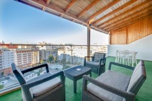 Un balcón con sillas y una mesa con vistas. en Luxury Apartments en Tánger