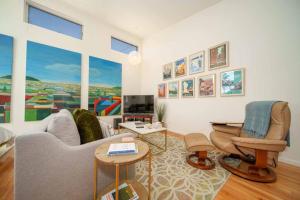 Lemon Tree Loft Chic Studio in the Heart of Culver