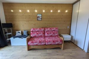 una camera con un divano e un letto. di Chaleureux studio au pied des pistes - Le refuge a Les Déserts