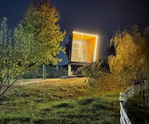 皮亚特拉-尼亚姆茨NOIA Loft的夜晚在房子的一侧有灯