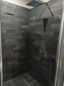 y baño con ducha y puerta de cristal. en Le Mirage en Chieti