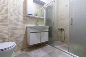 Vannas istaba naktsmītnē Spacious & Trendy 3BR Urban Home w/ ACs