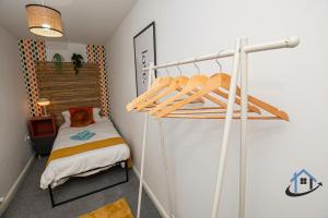 a bedroom with a bunk bed in a room at Garfield House, 3 bed house, sleeps 7, Nr Rushden Lakes, allocated parking, corporates welcome in Wellingborough +27 photos
