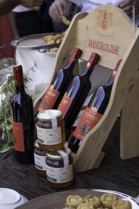 - un bouquet de bouteilles de vin assises sur une table dans l'établissement Agriresort Terradome, à Uta