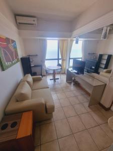 馬瑙斯的住宿－Tropical Executive Vista Maravilhosa，客厅配有沙发和桌子