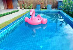 PP Pool Villa Maesalong Chiangrai内部或周边的泳池