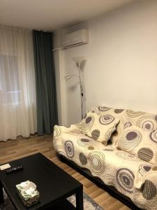 een slaapkamer met een bed en een salontafel bij Adrian Home Mega in Ploieşti