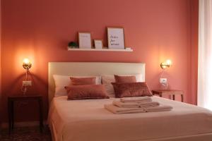 a bedroom with a large bed with orange walls at Casa Hari in Salerno