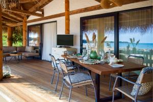 Μια τηλεόραση ή/και κέντρο ψυχαγωγίας στο Oasis Resort Lozenets