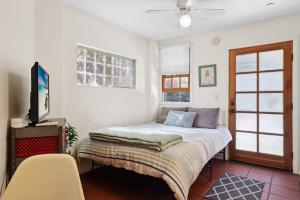 1 dormitorio con 1 cama y TV en Private, Quiet and Cozy Studio in Culver City en Los Ángeles