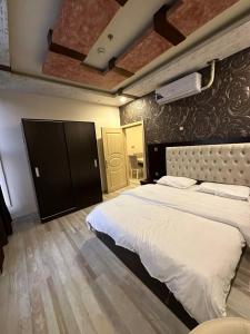 ein Schlafzimmer mit einem großen Bett in einem Zimmer in der Unterkunft Motel Blue Corner in Erbil