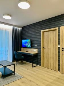 Televízia a/alebo spoločenská miestnosť v ubytovaní REMAR - Apartamentai prie Biale Ežero