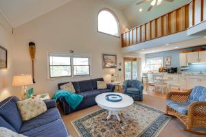 Χώρος καθιστικού στο Kitty Hawk Vacation Rental with Private Pool!