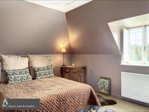 1 dormitorio con cama y ventana en ailleurs sous les etoiles, en Manneville-la-Raoult