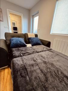 Postel nebo postele na pokoji v ubytování Entire Cozy Guest house