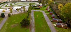 una vista aérea de un parque con casas y una carretera en La Villa del Karting, en El Teso