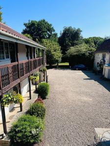 una casa con una pasarela junto a un patio en East Ayton Lodge Hotel, Scarborough, en Scarborough