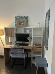 a desk with a computer and a chair in a room at Bel appartement proche de la mer in Nice