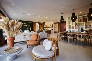 Villa Ecolodge DAR LOUMA في مراكش: غرفة معيشة مليئة بالأثاث وغرفة طعام