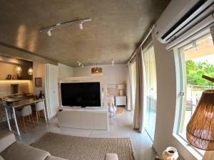 TV in/ali zabaviščno središče v nastanitvi Lasuiza Suites