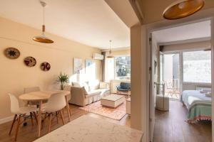 sala de estar con mesa y sofá en Cozy & Complete 1BR Retreat w/ Balcony, en Estambul