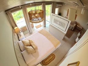 an overhead view of a living room with a large bed at Lasuiza Suites in San Bernardino