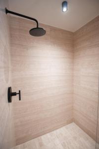 y baño con ducha y pared de madera. en ESHEL SUITES PANAMA, en Panamá