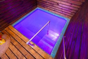 una pequeña piscina en una bañera de madera en Catania 2 Suite W/private pool,W/heater , WIFI., en Aguadilla