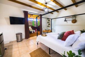Una televisión o centro de entretenimiento en Catania 2 Suite W/private pool,W/heater , WIFI.
