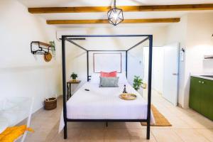 Postel nebo postele na pokoji v ubytování Catania 2 Suite W/private pool,W/heater , WIFI. + 32 fotografií