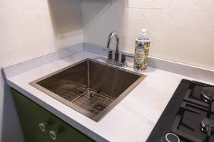 Una cocina o zona de cocina en Catania 2 Suite W/private pool,W/heater , WIFI.