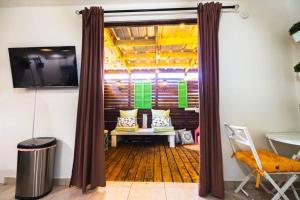 Una televisión o centro de entretenimiento en Catania 2 Suite W/private pool,W/heater , WIFI.