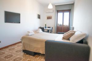 - une chambre avec un grand lit et une télévision dans l'établissement I Host Apartment - Sant'Agostino 7, à Milan
