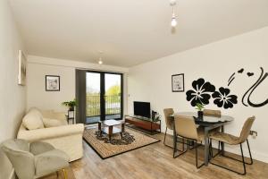 een woonkamer met een tafel en een eetkamer bij Contemporary 2 bedroom apartment - Ashford in Ashford